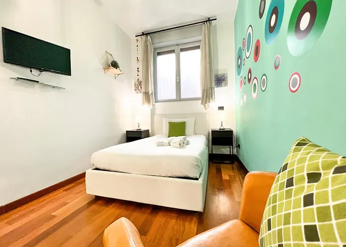 Unique House - 3 Bedrooms & 2 Bathrooms With 4 Beds - 100 Meters To The Metro A