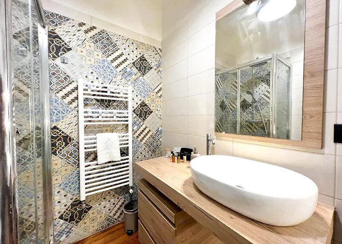 Unique House - 3 Bedrooms & 2 Bathrooms With 4 Beds - 100 Meters To The Metro A Apartment