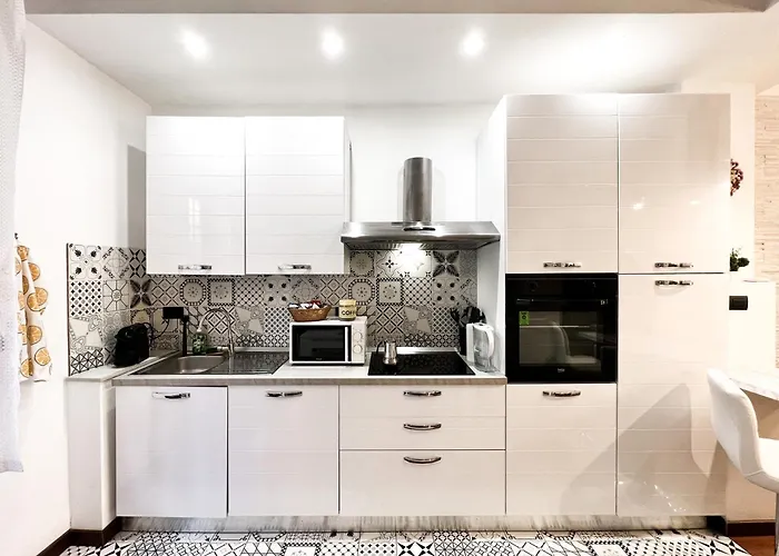 Unique House - 3 Bedrooms & 2 Bathrooms With 4 Beds - 100 Meters To The Metro A